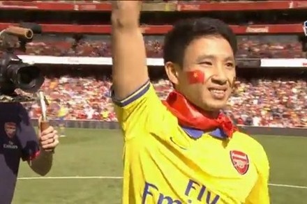 Arsenal được và mất gì sau chuyến đi của “Running man” tới Emirates? - 1 Running man Vũ Xuân Tiến trên sân vận động Emirates của Arsenal