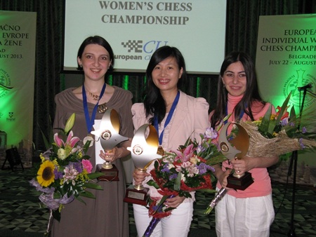 Kỳ thủ Hoàng Thanh Trang (giữa)