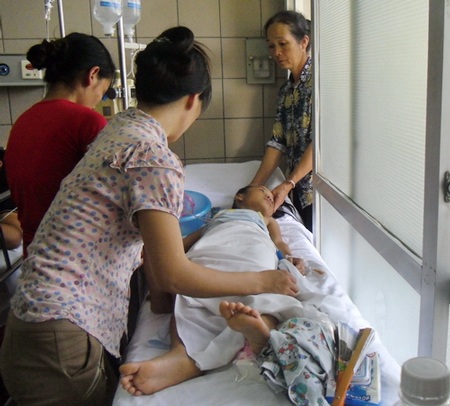 Kinh hoàng bố bắt con uống thuốc độc: 3 cháu bé đã tỉnh lại - 2 Cháu Mai đang được người nhà chăm sóc tại Trung tâm chống độc, BV Bạch Mai