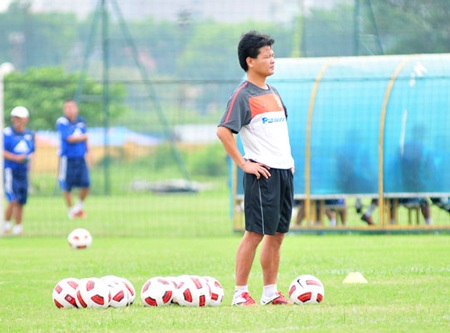 HLV Văn Sỹ tạm thời dẫn dắt đội tuyển Việt Nam