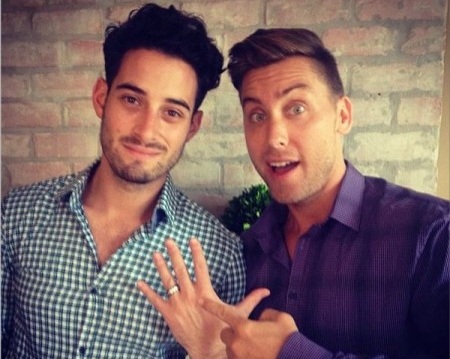 Lance Bass tự hào khoe chiếc nhẫn đính hôn trên tay bạn trai