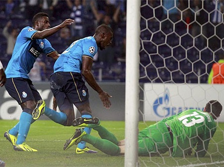 Jackson Martinez ghi bàn mở tỷ số cho Porto ở phút 15