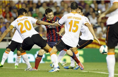 Messi rực sáng với cú hattrick vào lưới Valencia