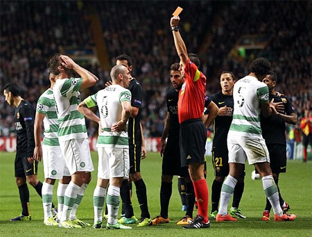 Chiếc thẻ đỏ của Brown chính là bước ngoặt lớn nhất của trận đấu