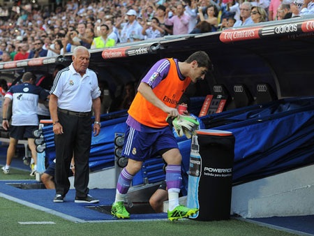 Iker Casillas và kiếp sống đời thừa tại Real Madrid - 1 Casillas tiếp tục phải dự bị cho Diego Lopez ở mùa giải năm nay