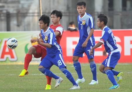 Đánh bại Lào, U19 Việt Nam vào chung kết giải Đông Nam Á - 2 U19 Việt Nam đã phải trải qua một trận đấu đầy khó khăn - Ảnh: Gia Hưng