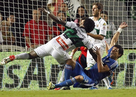 C. Ronaldo lập cú đúp, Real Madrid thắng nghẹt thở Elche - 2 Tình huống Pepe bị phạm lỗi và Real Madrid được hưởng penalty gây tranh cãi