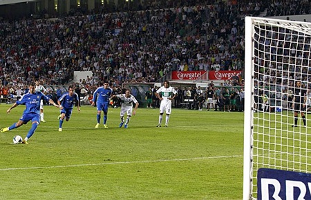 C. Ronaldo lập cú đúp, Real Madrid thắng nghẹt thở Elche - 3 C. Ronaldo thực hiện thành công quả 11m ấn định thắng lợi 2-1 cho Real Madrid