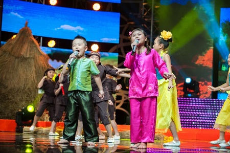 Cặp Nông dân Chồng lùn Vợ cao Quốc Thái Hương Thảo thể hiện Hò Hụi Bình Trị Thiên