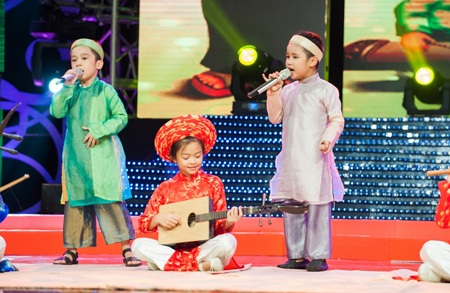 Hai chàng thư sinh Nhật Minh Ngọc Nhất hát chèo Đi Chợ Dốc