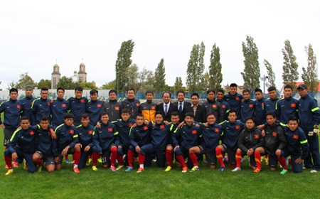 Thứ trưởng Lê Khánh Hải thăm đội U23 Việt Nam tại Hungary - 1 Thứ trưởng Lê Khánh Hải chụp ảnh lưu niệm cùng đội U23 Việt Nam