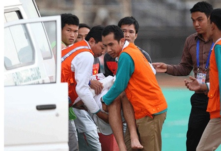 Đội trưởng U19 Việt Nam bị gãy tay - 1 Tiền vệ Xuân Trường được đưa vào bệnh viện để cấp cứu