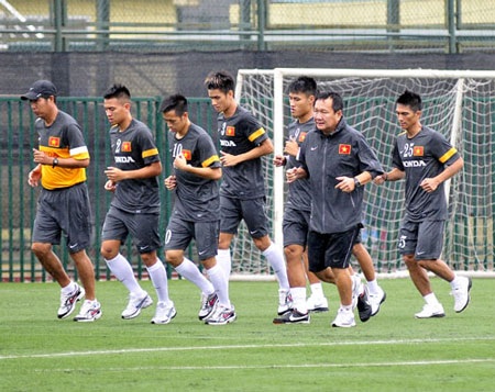 U23 Việt Nam tập luyện hứng khởi ngày đầu tiên - 3 HLV Hoàng Văn Phúc chỉ đạo các cầu thủ trong buổi tập