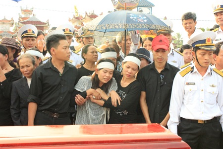 Nước mắt người thân trong lễ an táng liệt sỹ Đinh Văn Nam