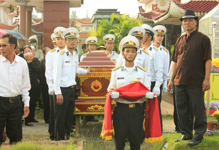 Các đồng đội đã đưa anh về nơi yên nghỉ cuối cùng