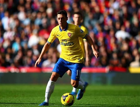 Arsenal và vận hội lên ngôi vô địch Premier League năm nay - 1 Oezil chính là nhân tố mang lại những nét mới cho lối chơi của Arsenal
