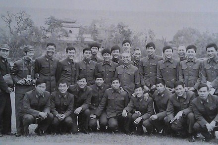 Tình yêu bóng đá đặc biệt của Đại tướng Võ Nguyên Giáp - 1 Đại tướng Võ Nguyên Giáp và các cầu thủ xuất sắc Thể Công năm 1976.