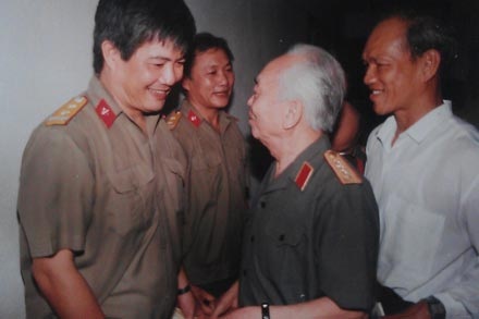 Tình yêu bóng đá đặc biệt của Đại tướng Võ Nguyên Giáp - 3 Đại tướng và ông Nguyễn Sỹ Hiển nhân kỷ niệm 40 năm thành lập Thể Công.