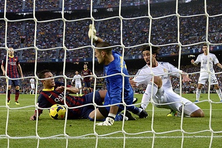 Neymar lập công, Barcelona hạ gục Real Madrid - 4 Tình huống bóng chạm tay Adriano ở phút 44, nhưng Real không được hưởng quả 11m