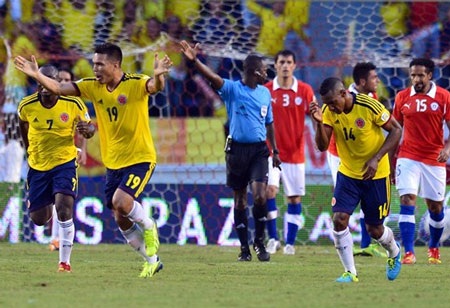 Colombia giành vé đến Brazil sau khi hòa Chile 3-3 trên sân nhà