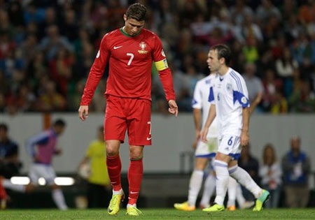C. Ronaldo và thảm họa nếu vắng mặt ở World Cup 2014 - 1 C. Ronaldo bất lực trong việc giúp Bồ Đào Nha giành vé chính thức dự World Cup 2014