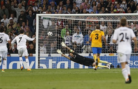 C. Ronaldo nhấn chìm Juventus tại Bernabeu - 3 C. Ronaldo ấn định thắng lợi 2-0 cho Real Madrid trên chấm phạt đền