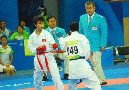 Nữ VĐV Nguyệt Ánh (trái)