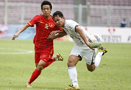 U23 Philippines không tham dự SEA Games 27? - 1 U23 Philippines (phải) nhiều khả năng sẽ không dự SEA Games 27