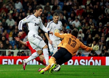 Real Madrid - Sevilla: Rũ bùn đứng dậy… - 1 Ronaldo và Benzema sẽ nổ súng sau khi tịt ngòi ở trận gặp Barca