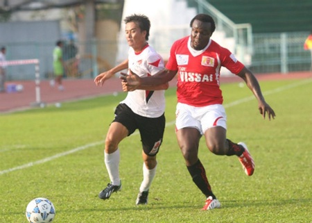 Timothy (phải) đang rơi vào cảnh thất nghiệp