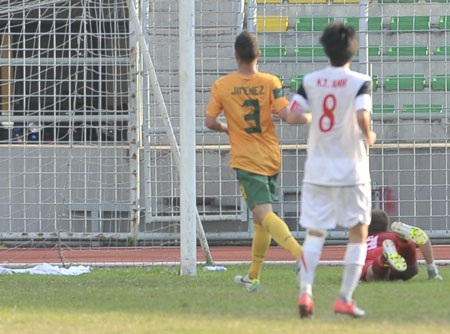 U19 Việt Nam chỉ nhận 1 thẻ vàng sau 10 trận - 1 U19 Việt Nam còn được ngợi ca bởi lối đá sạch sẽ, cao thượng - Ảnh: Gia Hưng