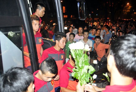 Hoa được phát cho các thành viên đội U19 Việt Nam khi xuống xe