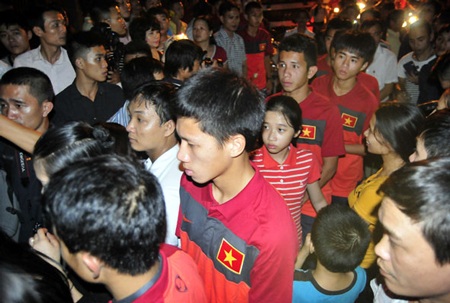 Rất đông người dân ở khu vực ngoài cổng số 30 Hoàng Diệu