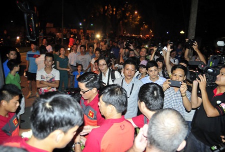 Sự có mặt của U19 Việt Nam buổi tối 10/10 thu hút sự chú ý của giới báo chí