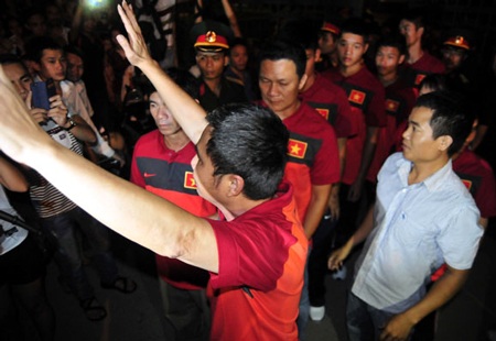 Nhiều cầu thủ đội U19 đã bật khóc tiếc thương vì sự ra đi của Đại tướng