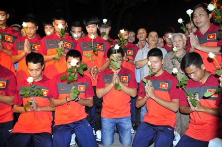 Hình ảnh xúc động của đội U19 Việt Nam khi viếng Đại tướng Võ Nguyên Giáp