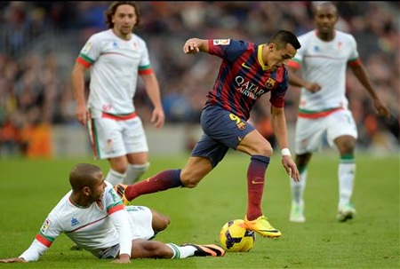“Vùi dập” Granada, Barcelona vững ngôi đầu bảng - 2 Alexis Sanchez để lại dấu ấn với một bàn thắng đẹp mắt