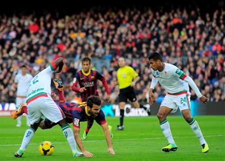 “Vùi dập” Granada, Barcelona vững ngôi đầu bảng - 3 Granada bất lực trước một Barcelona quá mạnh