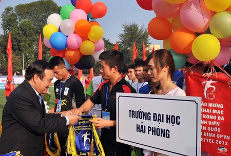 Sôi động, quyết liệt giải bóng đá Sinh viên toàn quốc 2013 - 4 Thứ trưởng Bộ GDĐT Trần Quang Quý tặng hoa cho các cầu thủ