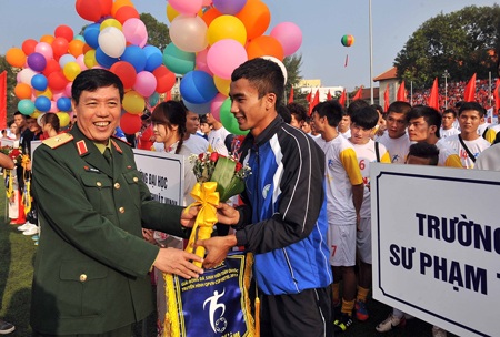 Sôi động, quyết liệt giải bóng đá Sinh viên toàn quốc 2013 - 5 Thiếu tướng Nguyễn Khắc Ngọ- Phó Cục trưởng Cục Tuyên huấn tặng hoa cho các cầu thủ