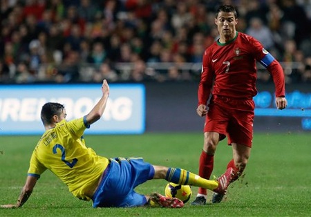 C. Ronaldo lập công, Bồ Đào Nha thắng sít sao Thụy Điển - 1 C. Ronaldo luôn là điểm tựa trong lối chơi của Bồ Đào Nha