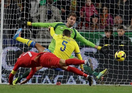 C. Ronaldo lập công, Bồ Đào Nha thắng sít sao Thụy Điển - 3 Pha ghi bàn duy nhất của C. Ronaldo vào lưới Isaksson