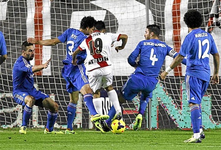 C. Ronaldo lập cú đúp, Real Madrid nhọc nhằn vượt ải Vallecano - 3 Những sai lầm ở hàng thủ khiến Real Madrid phải nhận 2 quả 11m trong hiệp 2