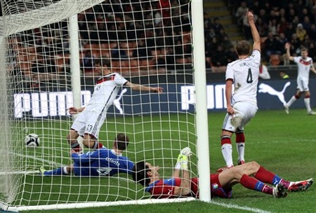 Italia và Đức bất phân thắng bại tại Giuseppe Meazza - 1 Hummels đánh đầu hạ Buffon mở tỷ số cho đội tuyển Đức