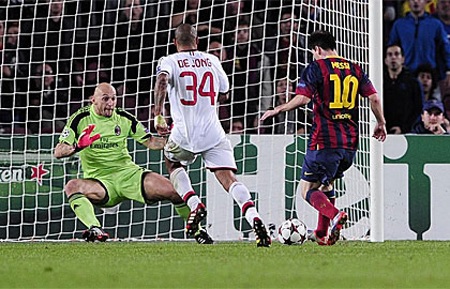 Messi lập cú đúp, Barcelona thắng thuyết phục Milan - 3 Messi chói sáng với một cú đúp vào lưới Abbiati