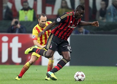 Barcelona - Milan: Đại chiến nóng bỏng ở Nou Camp - 2 Hàng thủ Barcelona sẽ phải hết sức dè chừng Mario Balotelli