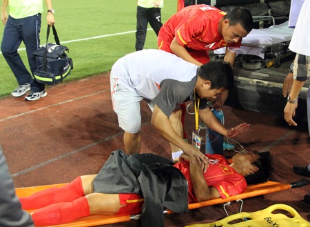 Va chạm kinh hoàng, Văn Nhiên nhập viện cấp cứu - 1 Văn Nhiên bất tỉnh sau pha va chạm với Tấn Trường - Ảnh: Gia Hưng