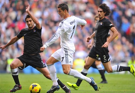 C. Ronaldo lập hattrick, Real Madrid “hủy diệt” Sociedad - 3 C. Ronaldo tỏa sáng với cú hattrick vào lưới Sociedad