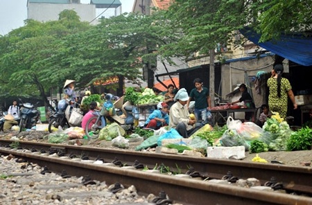 Giật mình “chợ tử thần” ở Hà Nội - 7 Người bán cứ bán, người mua cứ mua. Tàu đến sát mới chịu chạy