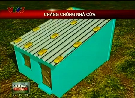 Video hướng dẫn người dân chằng chống nhà cửa - 1 Đặt các bao cát nặng chừng 15-20kg để bảo vệ mái nhà.